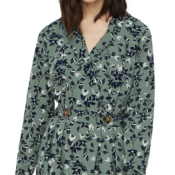 Vero Moda Viola Green Floral Print Blouse with Buttons (Small) - Picture 2 of 11